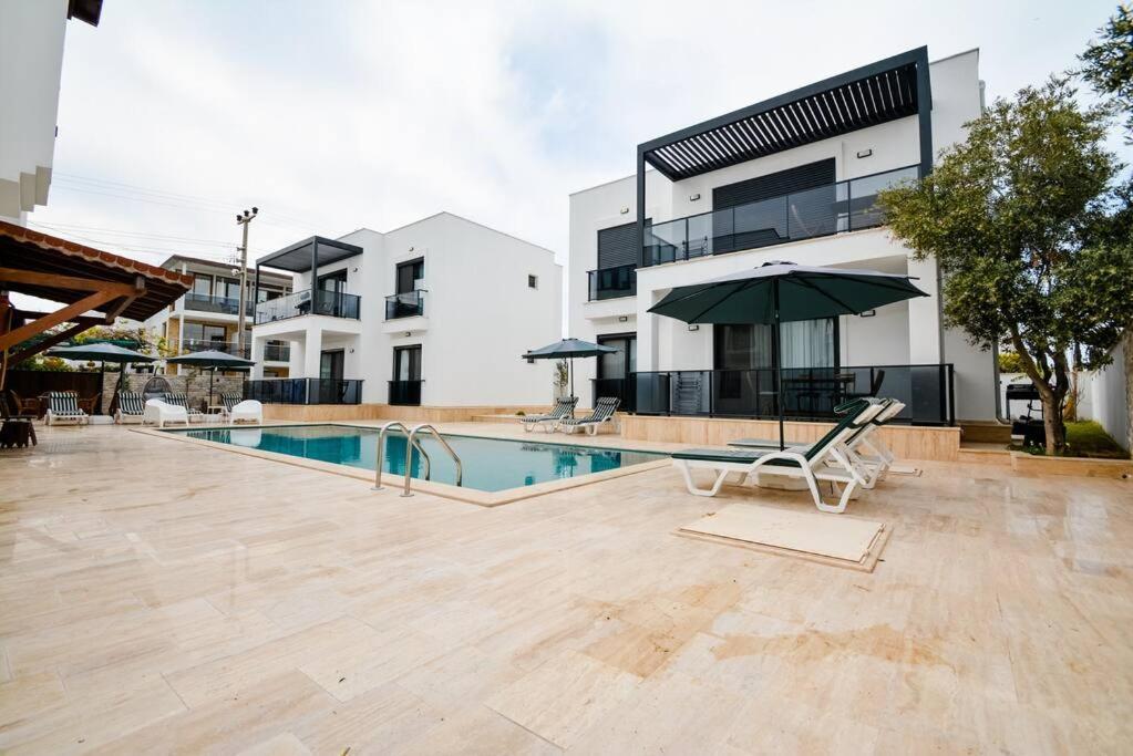 Apartment 300m To 2 Bedroom Upstairs Flat With Pool - Yeni Duenya B2 *