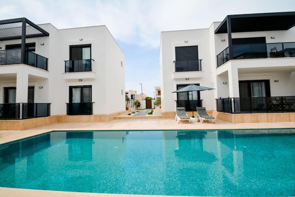300m To 2 Bedroom Upstairs Flat With Pool - Yeni Duenya B2 *