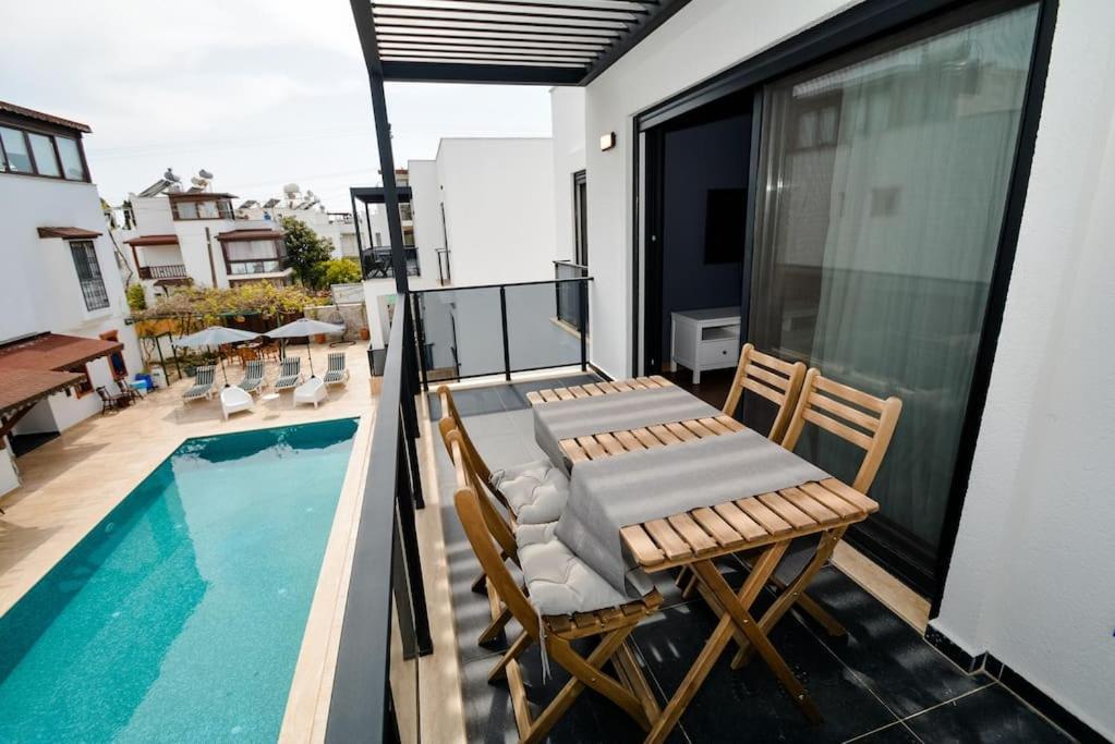 300m To 2 Bedroom Upstairs Flat With Pool - Yeni Duenya B2