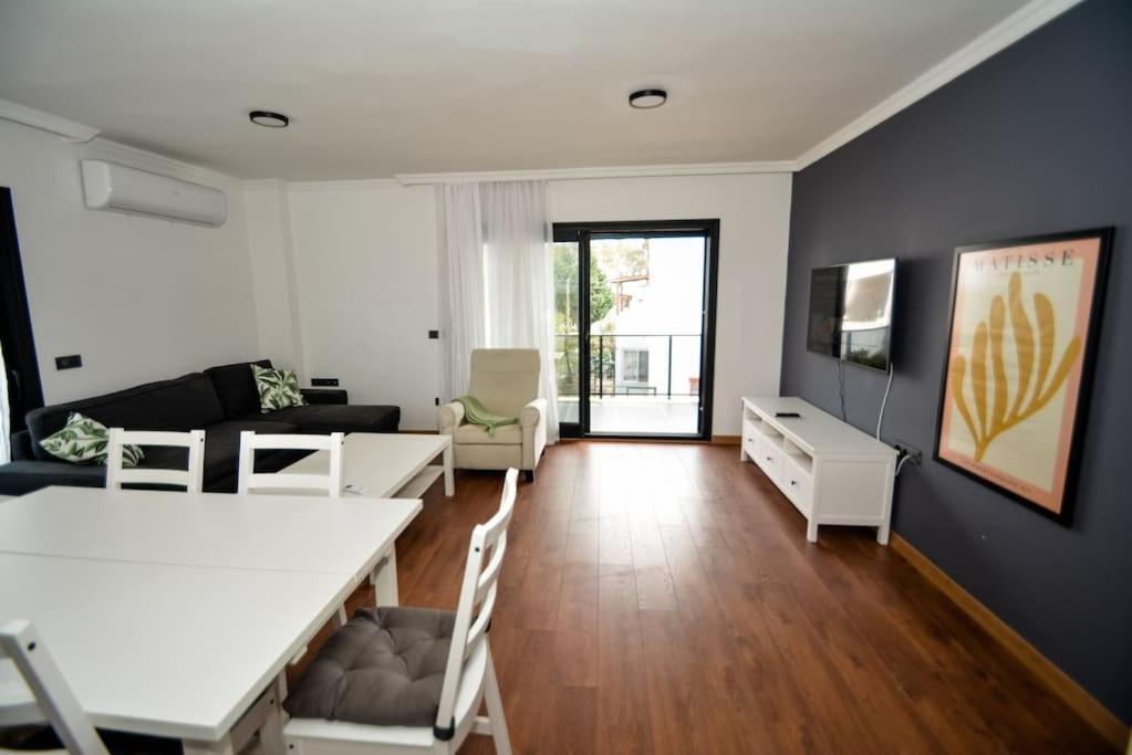 300m To 2 Bedroom Upstairs Flat With Pool - Yeni Duenya B2 Apartment