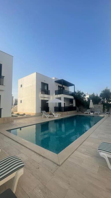 300m To 2 Bedroom Upstairs Flat With Pool - Yeni Duenya B2 *
